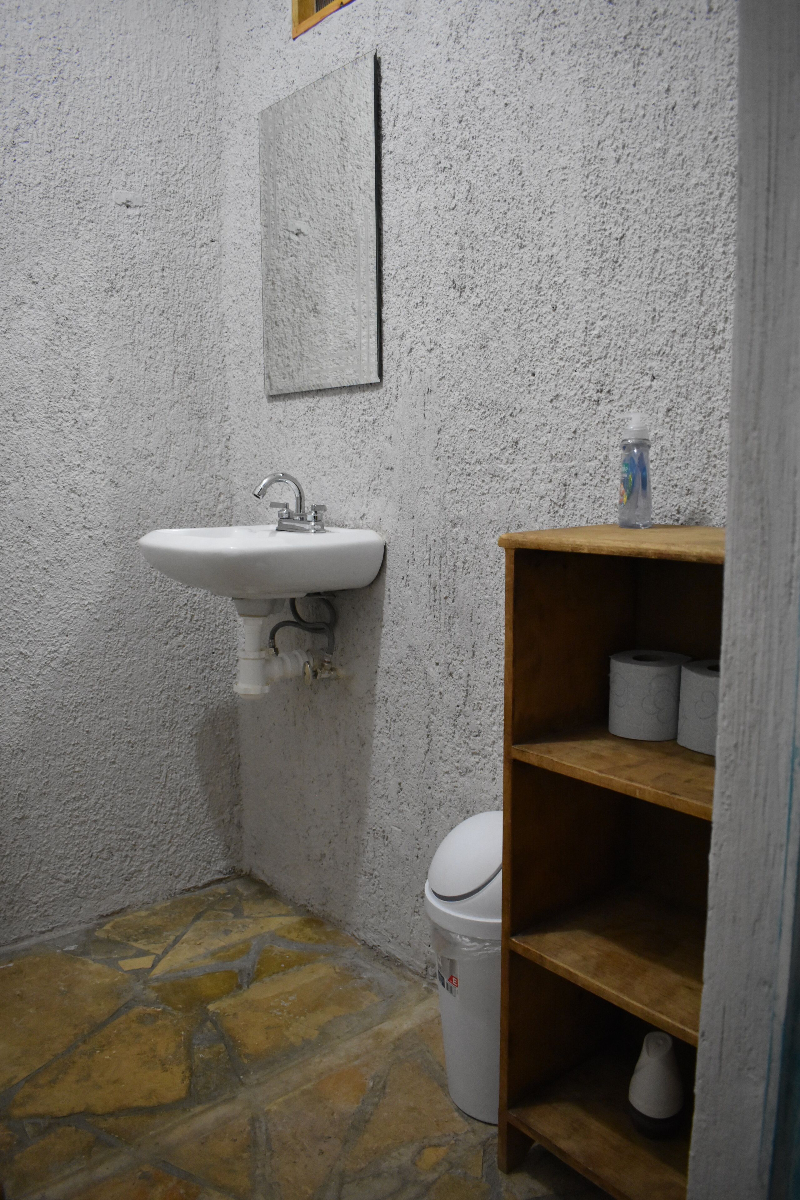 Douche, séchoir à cheveux, serviettes fournies, savon