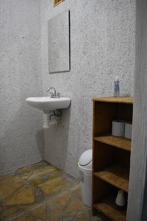 Een douche, een haardroger, handdoeken, zeep