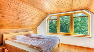 2 bedrooms, travel cot, free WiFi, bed sheets