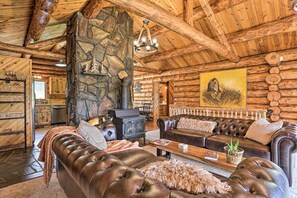 Smart TV, books - Evergreen Lodge - Genuine Black Hills Log Cabin (Custer)