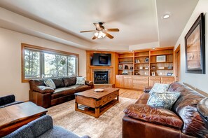 Flat-screen TV, fireplace, Netflix, foosball