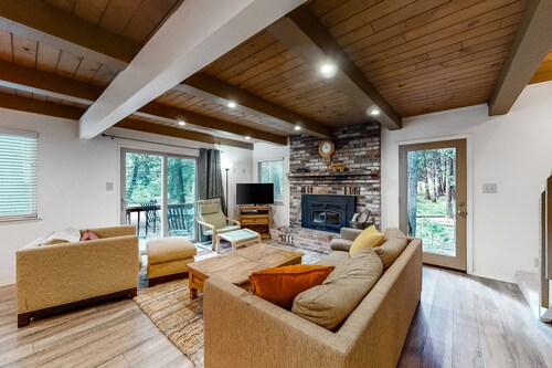 Dog-Friendly Wooded Retreat W/ Large Deck, Gas Grill, Full Kitchen & Fireplace