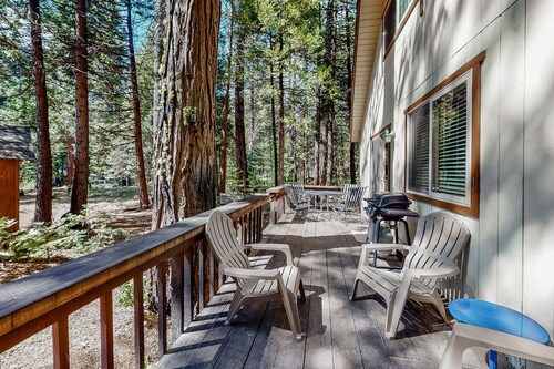 Dog-Friendly Wooded Retreat W/ Large Deck, Gas Grill, Full Kitchen & Fireplace