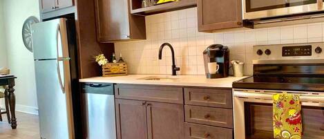 Refrigerador, microondas, horno y parrilla de estufa