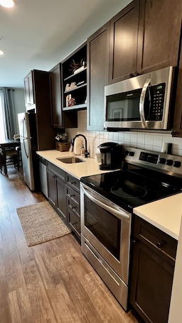 Fridge, microwave, oven, stovetop. 5miles to Downtown-King bed & 2 twins,Elevator,pet friendly