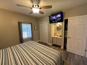 1 bedroom, desk, iron/ironing board, free WiFi - Local girls cozy downtown Pigeon Forge 1 bedroom condo -walk to the parkway (Pigeon Forge)