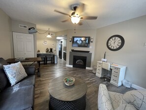 Smart TV, fireplace, books, stereo - Local girls cozy downtown Pigeon Forge 1 bedroom condo -walk to the parkway (Pigeon Forge)