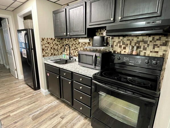 Fridge, microwave, oven, stovetop - Local girls cozy downtown Pigeon Forge 1 bedroom condo -walk to the parkway (Pigeon Forge)