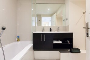 Dusch, gratis toalettartiklar, hårtork och handdukar