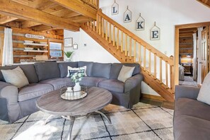 Fernseher, Kamin, Tischfußball
