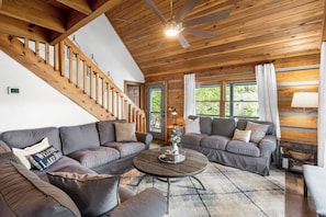 Fernseher, Kamin, Tischfußball