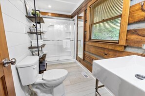 Baignoire, séchoir à cheveux, serviettes fournies