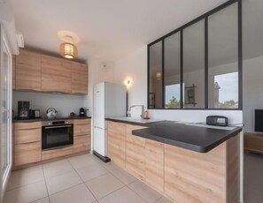 Kühlschrank, Geschirrspüler, Kochgeschirr/Geschirr/Besteck