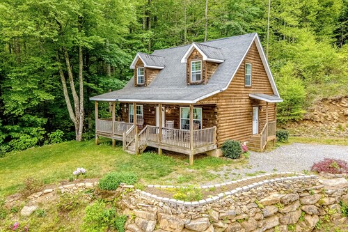 Dog-Friendly Mountain Cabin Near Lakes & Trails w/Free WiFi, W/D, Deck, Firepit