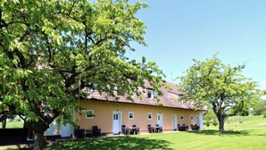 Un bâtiment à deux étages, doté d’un toit plat et d’une grande pelouse à l’avant.