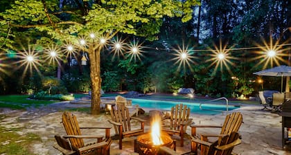 Oasis: Walk to Village, Heated Pool, Putting Green,Fire Pit, Hot Tub, 3 houses