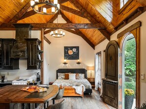 5 bedrooms, iron/ironing board, travel crib, free WiFi - Oasis: Walk to Village, Heated Pool, Putting Green,Fire Pit, Hot Tub, 3 houses (Pinehurst)