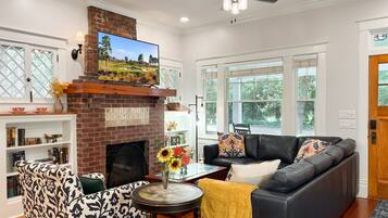 TV connectée, livres, vidéothèque