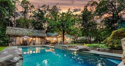 Oasis: Walk to Village, Heated Pool, Putting Green,Fire Pit, Hot Tub, 3 houses