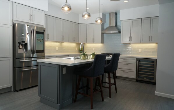 Fridge, microwave, oven, stovetop - Mission Bay View from Roof Top Deck (San Diego)