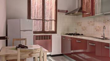 Réfrigérateur, bouilloire électrique