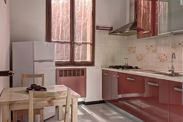 雪櫃、電熱水壺、廚房用具/餐具/器皿