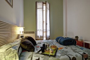 2 habitaciones y tabla de planchar con plancha 
