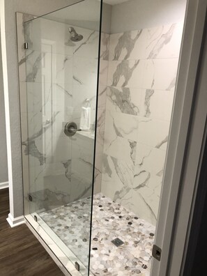 Haartrockner, Handtücher, Seife, Toilettenpapier