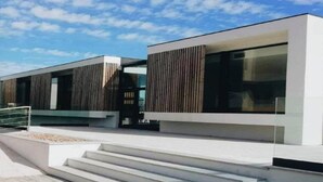 Un bâtiment moderne doté d’un toit plat, de grandes fenêtres et d’un design minimaliste.
