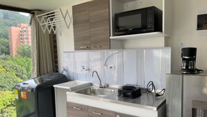 コーヒー / ティーメーカー、電子レン  ジ、調理器具と食器