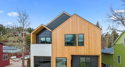 Modern on Main-Walking Distance to Downtown Hill City and Mickelson Trail!