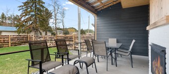 Modern on Main-Walking Distance to Downtown Hill City and Mickelson Trail!