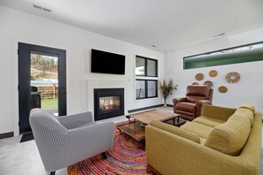 Smart-tv, eldstad och bordsfotboll