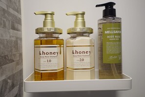 Suite familiar, para no fumadores | Amenidades de baño | Tina y regadera independientes, secadora de cabello, pantuflas 