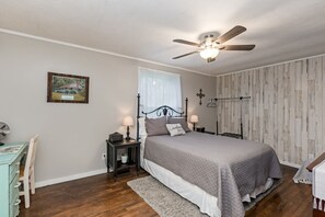 2 室のベッドルーム、デスク、アイロン / アイロン台、WiFi (無料)