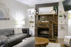 TV connectée, cheminée, livres