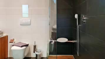Hydromassage showerhead, hair dryer, towels