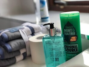 Chuveiro/banheira combinados, secador de cabelo, toalhas de banho