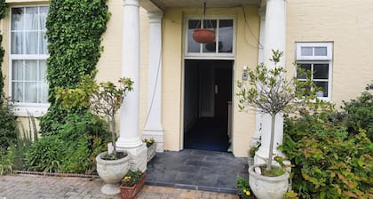 Winterton Hall Sleeps 2 w Parking - Pet Friendly