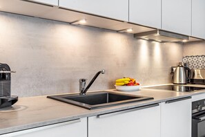 Geladeira, micro-ondas, fogão, cooktop