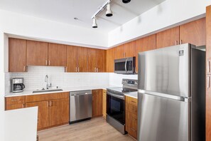 雪櫃、微波爐、焗爐、洗碗機