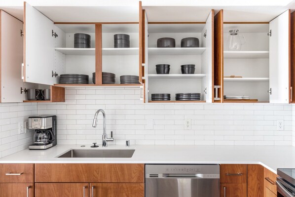 冰箱、微波炉、烤箱、洗碗机