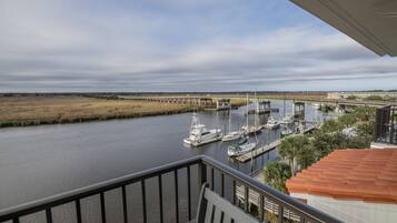 Hypo-allergenic bedding, in-room safe, desk, blackout curtains