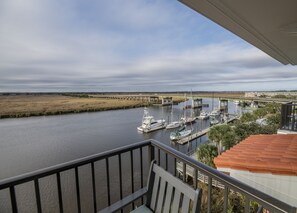 Ropa de cama hipoalergénica, caja fuerte, escritorio y cortinas opacas