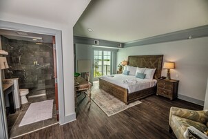 Ropa de cama hipoalergénica y caja de seguridad en la habitación 