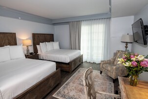 Hypo-allergenic bedding, in-room safe, desk, blackout drapes