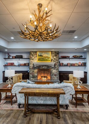 Una piscina al aire libre, sillones reclinables de piscina