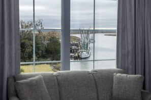Allergitestet sengetøy, safe på rommet, skrivebord og blendingsgardiner