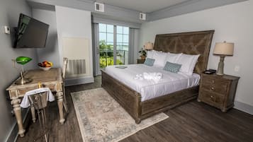 Hypo-allergenic bedding, in-room safe, desk, blackout curtains