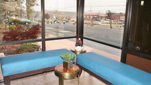 A seating area with a view of a street and a gas station. - Comfort Inn Bristol (Bristol)